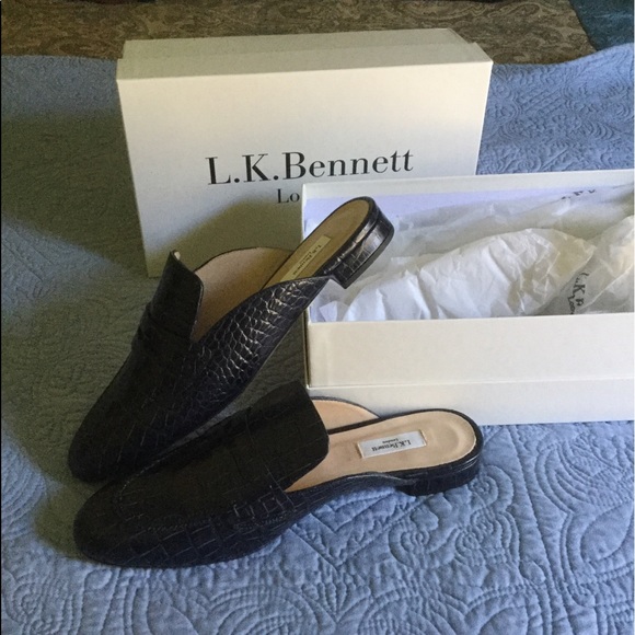 L. K. Bennett Shoes - NIB L. K. Bennett navy slides size 39 Iliana